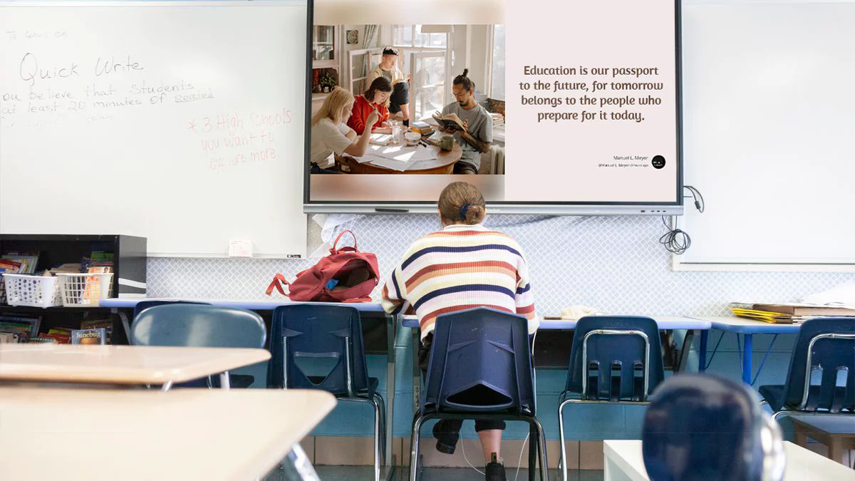 What are the benefits of using digital signage in schools